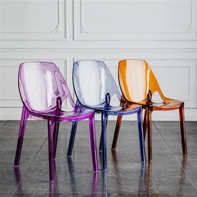 Chaise transparente monobloc